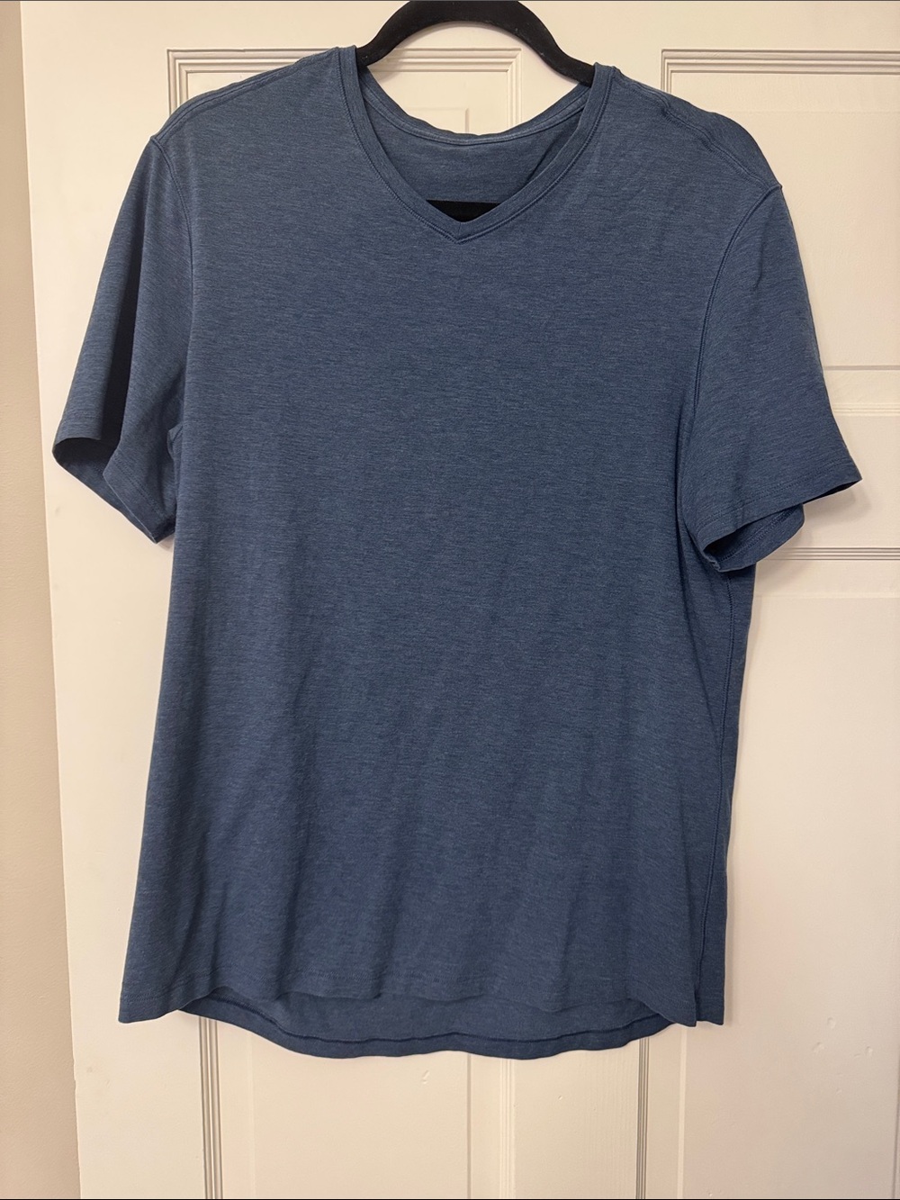 lululemon athletica Men's Heathered Slate Blue V-Neck Short Sleeve Tee